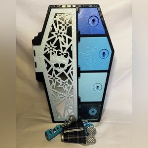 Monster High Skulltimate Secrets Fearidiscent Frankie Stein Locker & Accessories
